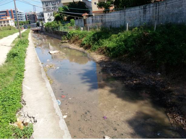 困住傷員的臭水溝