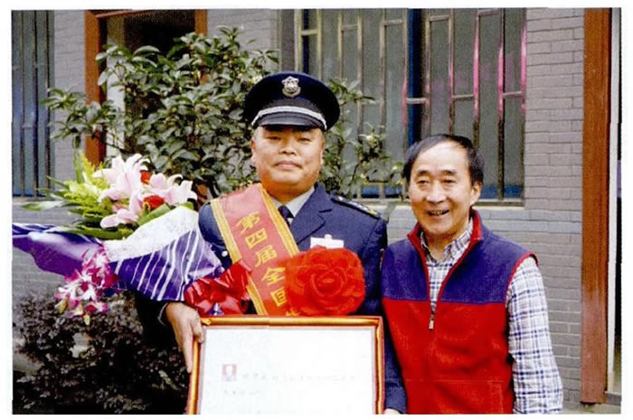 周華成和公司領導合影